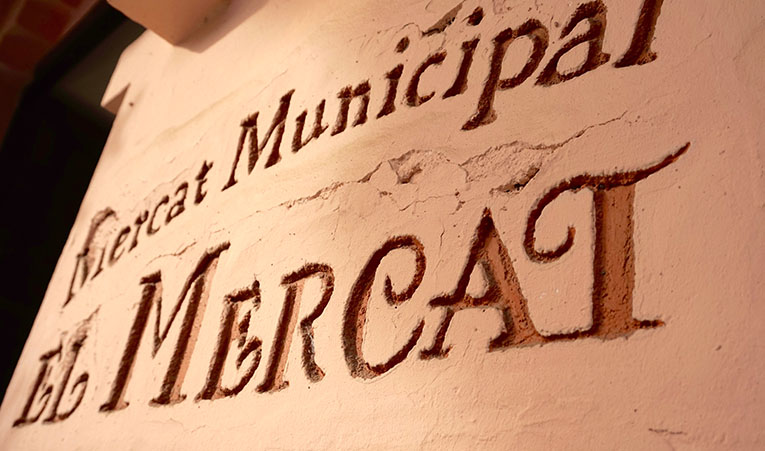 Rètol esgrafiat modernista del Mercat Municipal, Caldes d'Estrac. Maresme.