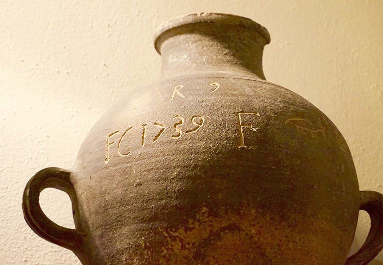 Gerra de ceràmica per a mesurar líquids. Museu Arxiu Municipal de Calella