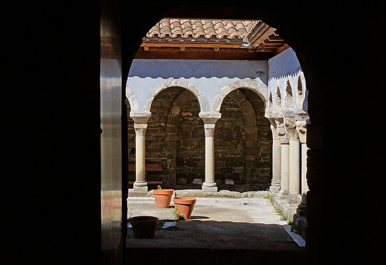 El claustre. Sant Pere de Casserres. Osona