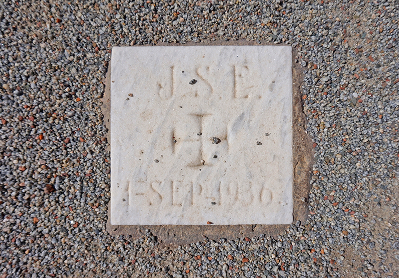 Placa commemorativa al lloc on va ser afussellat el Dr. Josep Samsó. Cementiri dels Caputxins de Mataró