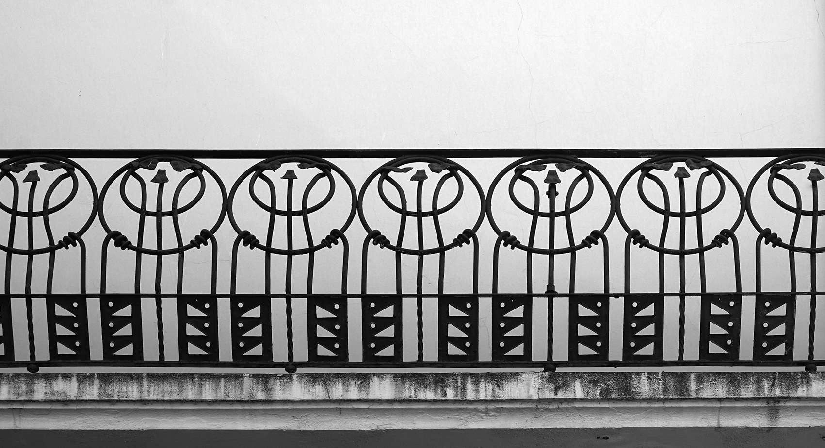 Tercer itinerari per Canet de Mar. balcó modernista de la casa Alsina Roig projectada per Eduard Ferrés.