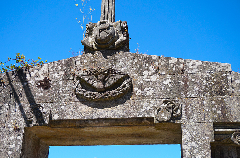 Detall de la llinda del portal del cementiri. Itinerari per Muros