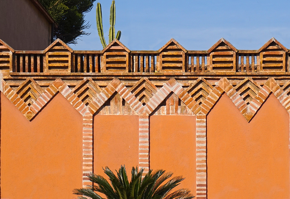 Decoració geomètrica amb maó vist a la Colònia Güell. Santa Coloma de Cervelló. Baix Llobregat