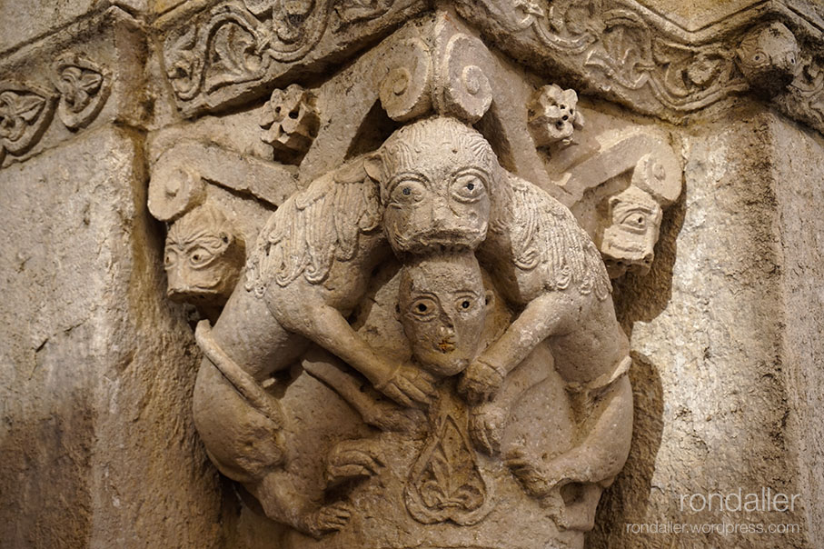 Capitell amb dos lleons menjant el cap d'un personatge. Hospital de Sant Julià. Romànic. Besalú. Garrotxa