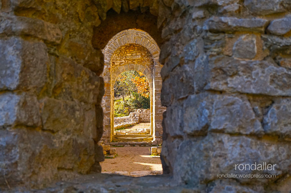 Perspectiva amb diversos portals. Romànic. Alta Garrotxa.