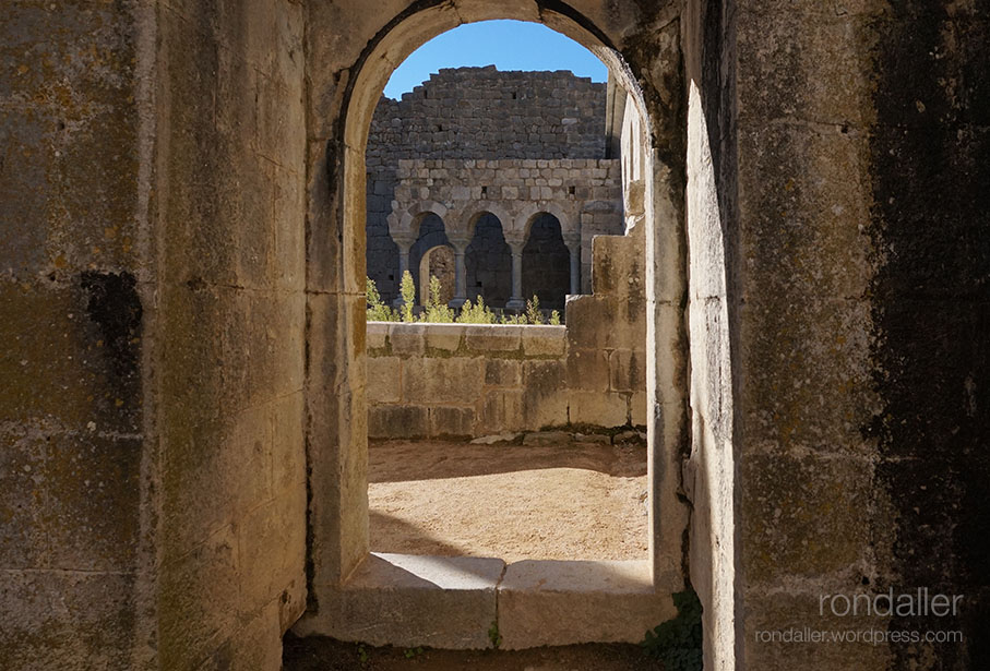 Claustre del monestir de Sant Llorenç de Sous. Romànic. Alta Garrotxa.
