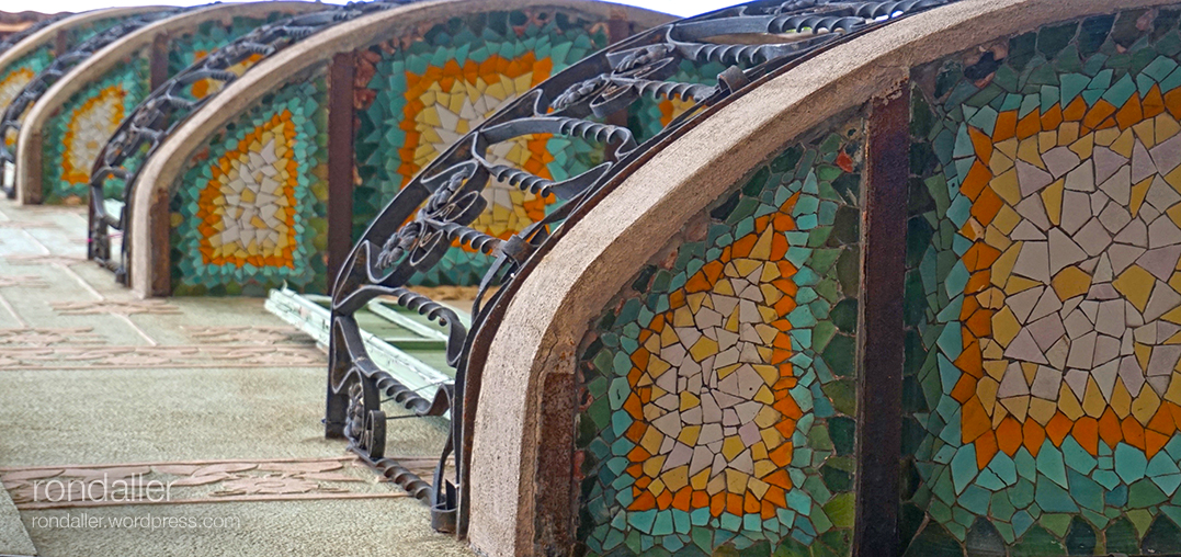 Mosaic fet de trencadís sota els balcons de la Casa Vidal. Sant Andreu de Palomar. Barcelona