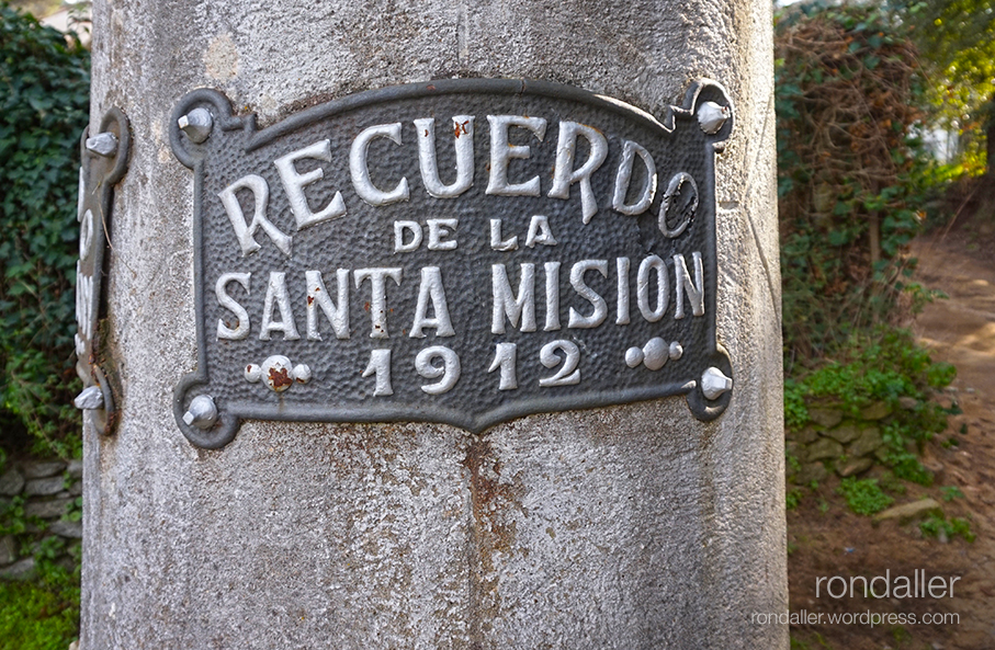 Placa de 1912 a la Creu de la Santa Missió a Vilanova del Vallès. Vallès Oriental