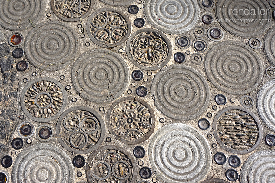 Paviment amb formes circulars, amb còdols, culs d'ampolla i ciment. Mirador de l'Alcalde. Barcelona. Montjuïc