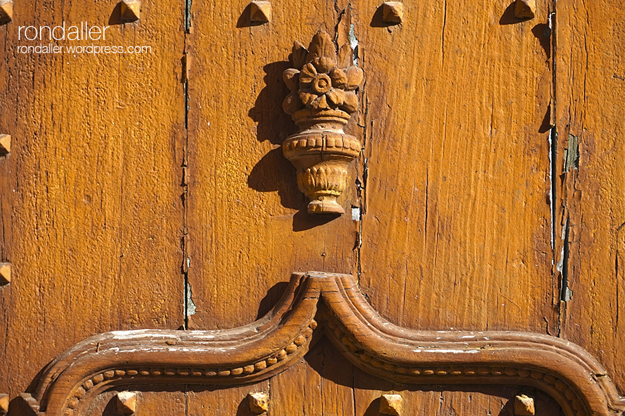 Detall de la porta de l'església de Sant Martí Vell. Gironès
