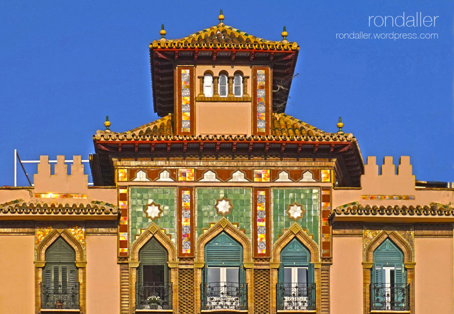 Edifici d'estil orientalista, amb la façana decorada amb ceràmica. Ceràmica decorativa a Màlaga