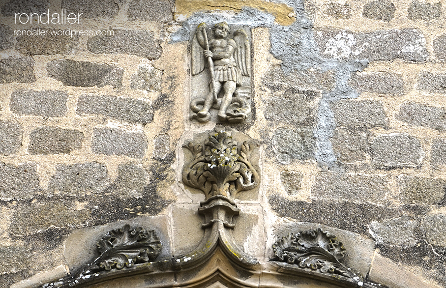 Sant Miquel dalt la portalada gòtica de l'Església de Sant Andreu de Llavaneres.