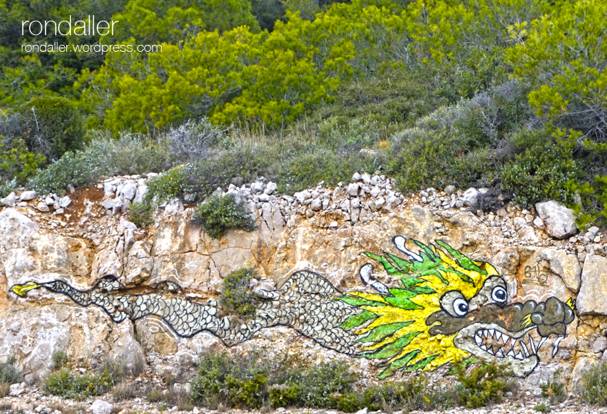 Drac pintat a la paret de pedra vora la via. Excursió per la costa del Garraf