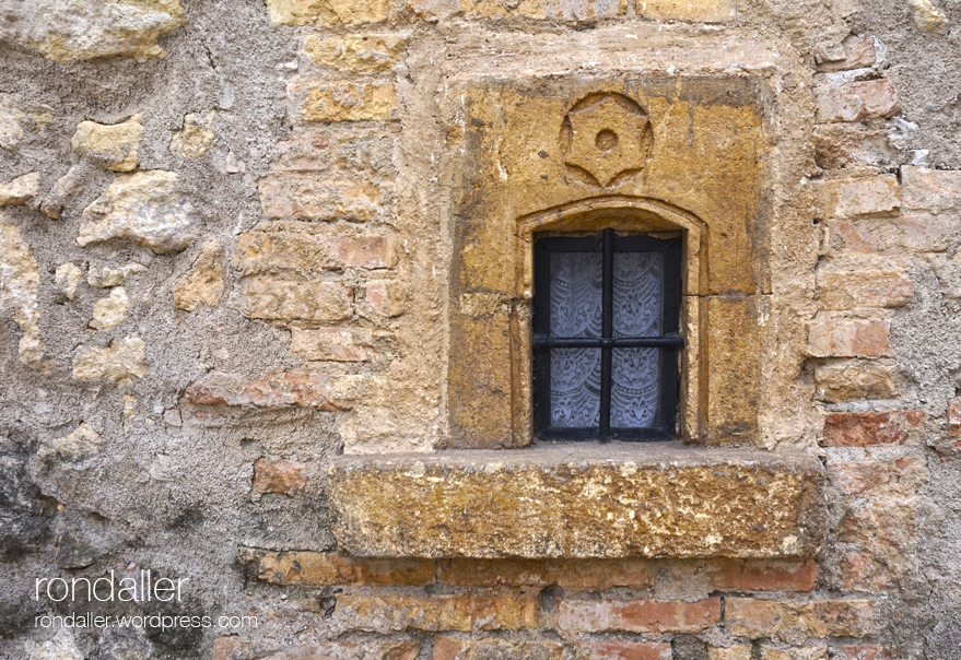 Petita finestra de pedra a Castellet i la Gornal, Alt Penedès,