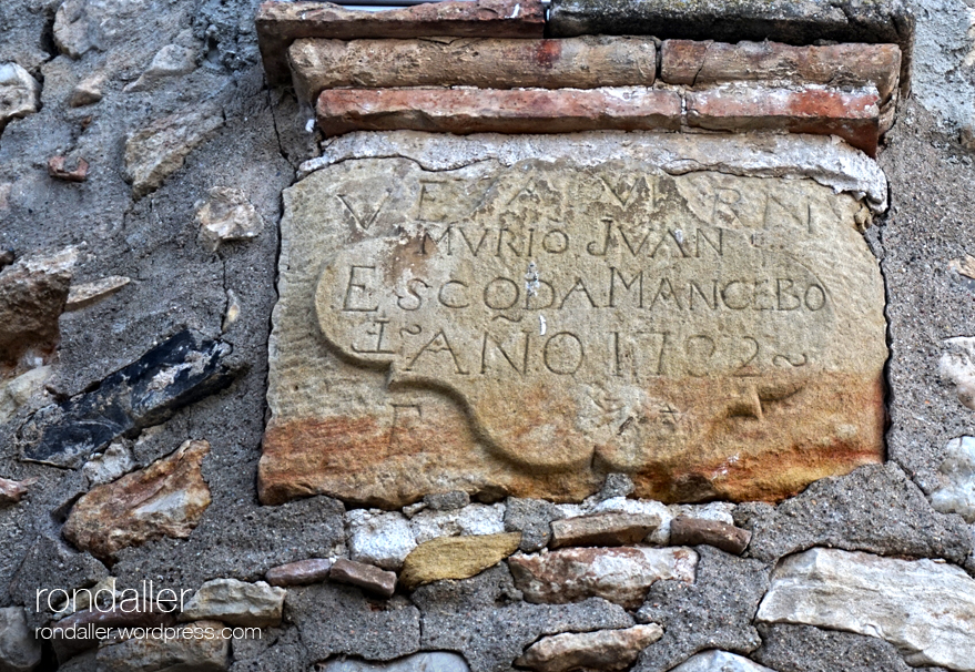 Pedra amb una inscripció del segle XVIII a Ca Vernet. Garcia, Ribera d'Ebre