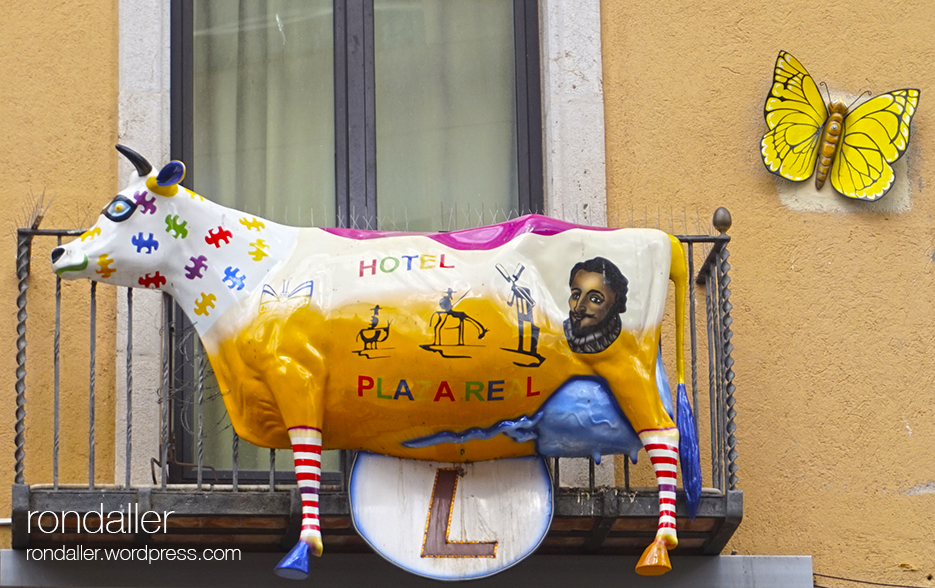 Hotel de Figueres amb vaques de colors als balcons. 