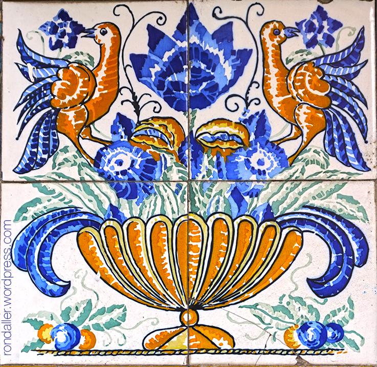 Plafons ceràmics de Can Vilella a Sant Joan de les Abadesses. Ripollès. Rajoles que representen dos aus damunt una gerra amb flors.
