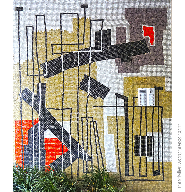 Mosaic abstracte d'Olivé-Milian a l'entrada d'un habitatge del carrer Ganduxer de Barcelona.