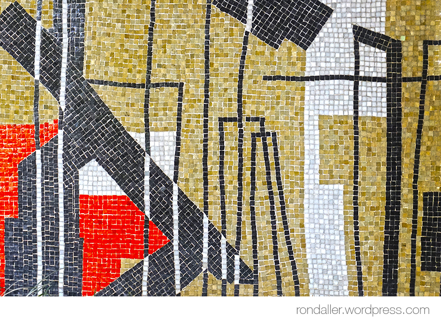 Detall del mosaic abstracte d'Olivé-Milian a l'entrada d'un habitatge del carrer Ganduxer de Barcelona.