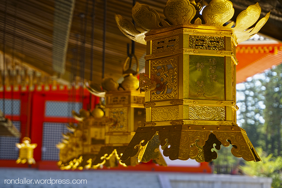 Més curiositats del Japó. Fanals del temple Danjo Garan de Koyasan.