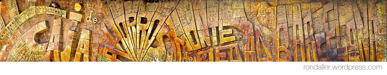 Decoració ceràmica de Julio Bono per a una entitat bancària a Badalona.