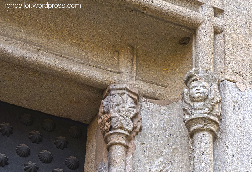 Detall dels petits capitells de la portalada de l'església de Sant Julià a Argentona.
