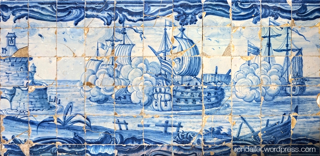 Museu do Azulejo de Lisboa. Decoració ceràmica del segle XVII amb motius navals en tons blaus.